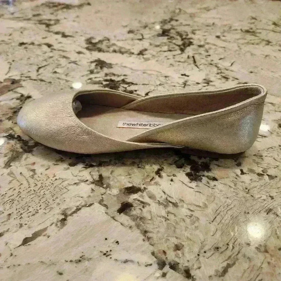 The White Ribbon White Gold Thea Soft Leather Ballet Flat $161 NEW Without Box - Picture 3 of 7
